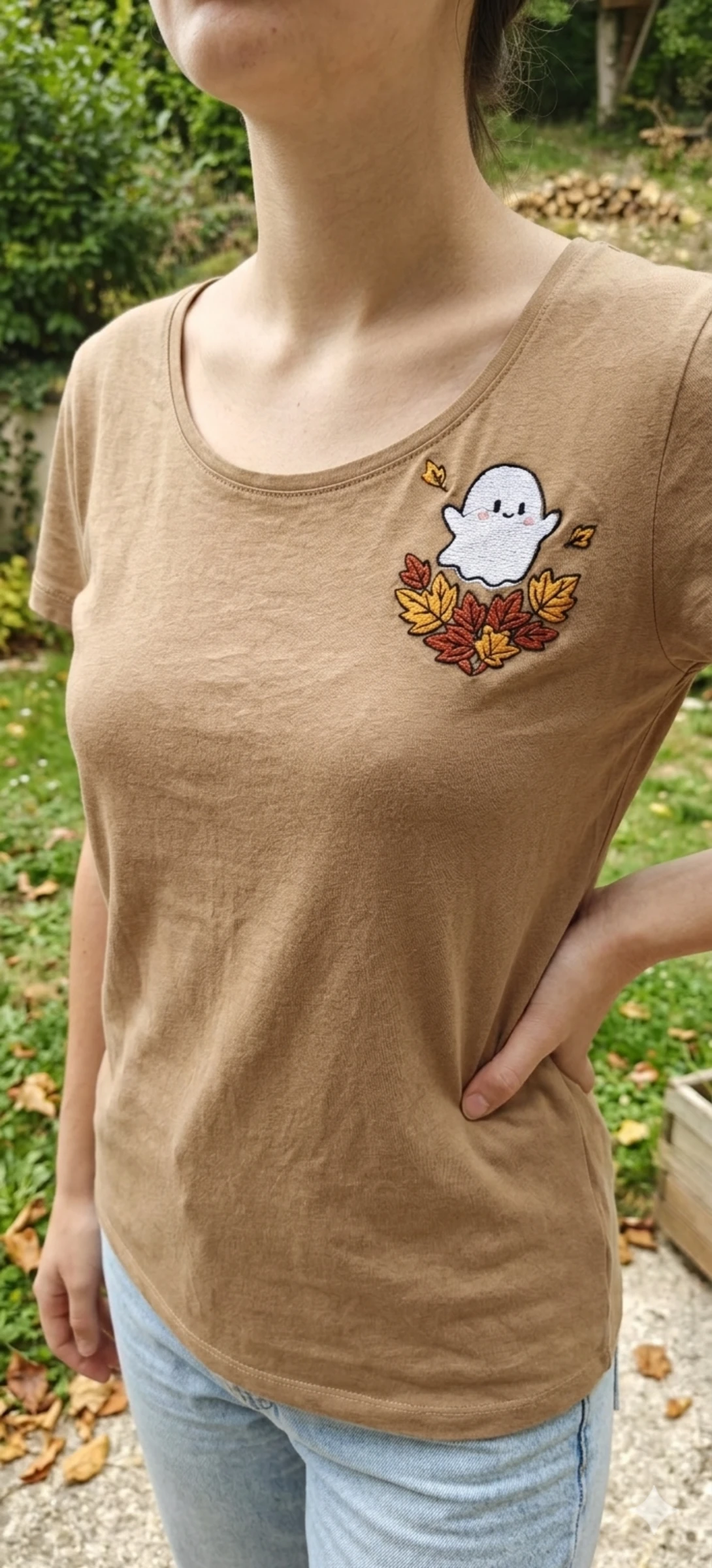 T-shirt marron broderie artisanale Petit Fantôme & Feuilles d'automne – Taille S
